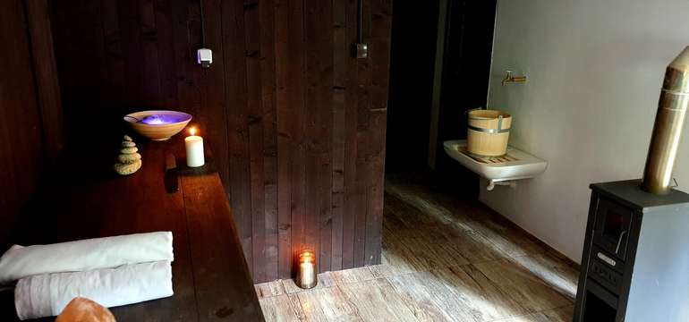 Celoročne je za poplatok k dispozícii sauna a vonkajšia kúpacia kaďa