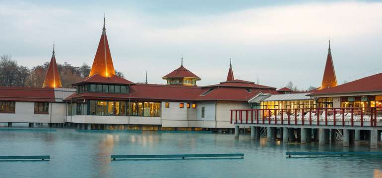 Slávne termálne jazero Hévíz len 500 m od hotela Palace****