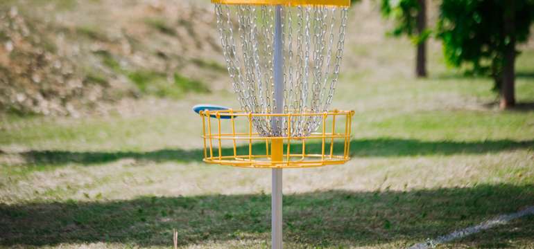 Discgolf je zábavná pohybová aktivita pre všetky vekové kategórie (ilustračné foto)
