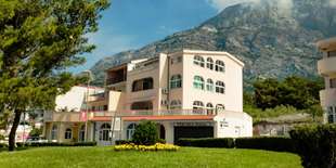 Villa Santro*** iba cca 400 m od okruhliakovej pláže