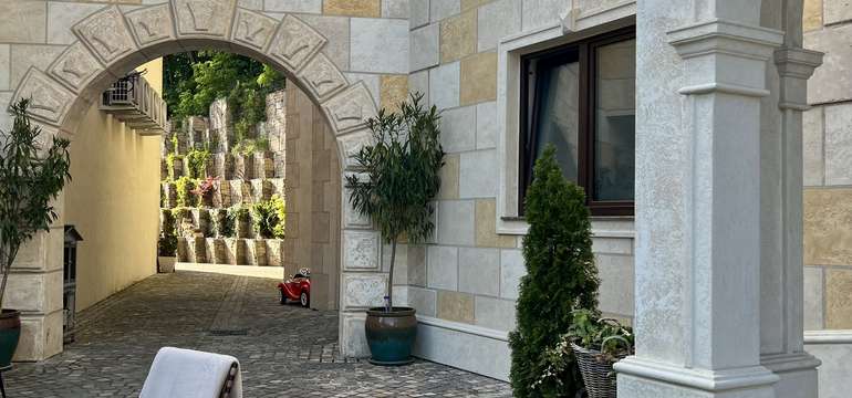 POPRVÉ U NÁS: Romantika na zámku Mraznica s wellness