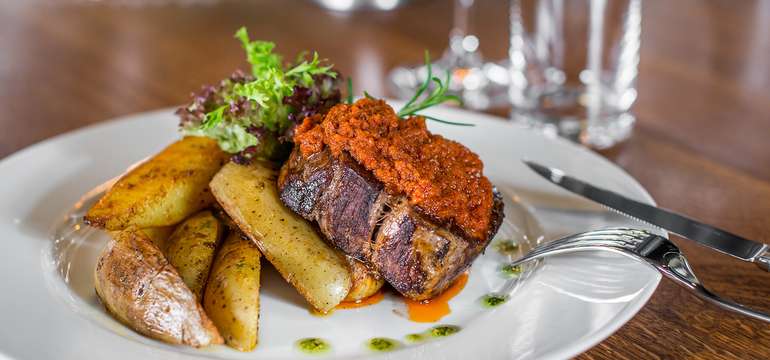 Hovädzí steak s pastou zo sušených paradojok podávaný s pečenými zamiakmi       