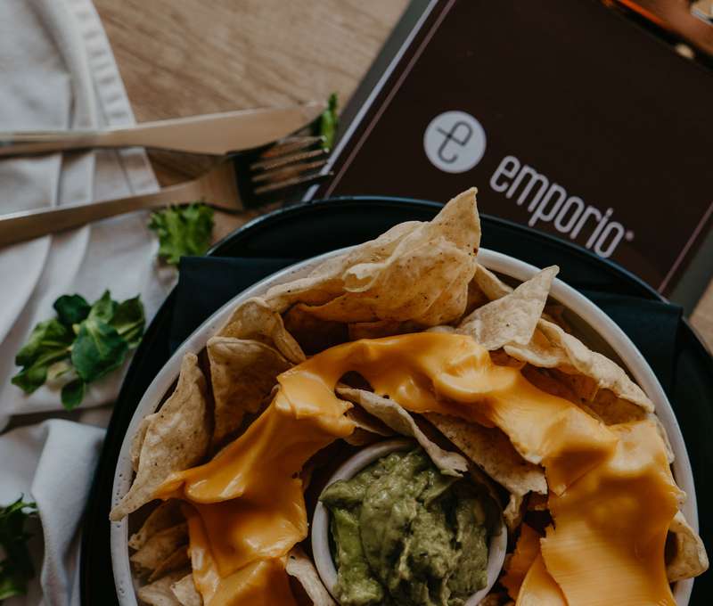 Nachos Chipsy zapekané s čedarom a omáčkou + nealko nápoj