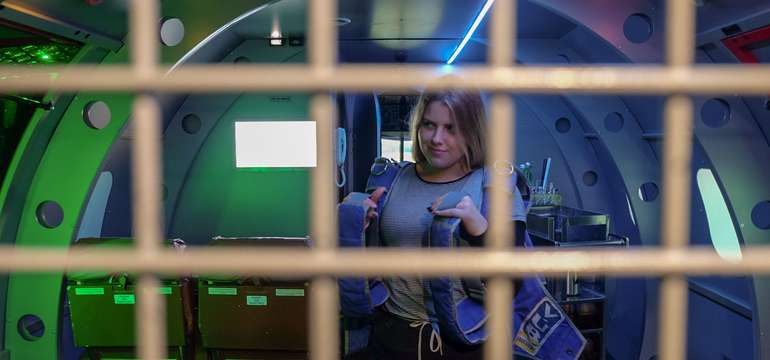 Realistický interiér lietadla, v ktorom sa odohráva escape room