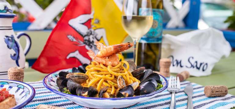 Bigoli allo scoglio - domáce čerstvé spaghetti Bigoli - slávky, vongole, krevety, biele víno, cibuľa