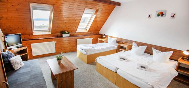 Niektoré izby majú sprchovací kút, vaňu alebo perličkovú vaňu