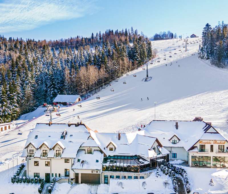 Kompleks Beskid*** stojí hneď pri lyžiarskom svahu