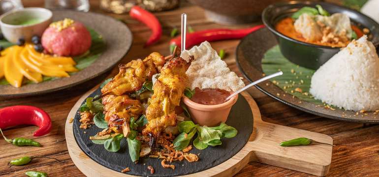 Gai Satay - tradičné thajské grilované kuracie špízy s domácou arašidovou omáčkou a nakladanými uhor