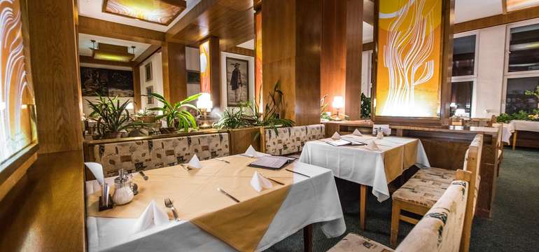 V hoteli sa nachádza aj priestranný lobby bar so širokou ponukou nápojov a pochutín
