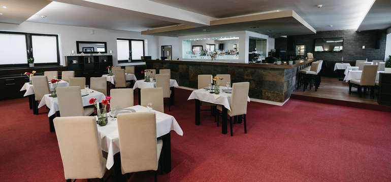 V areálu vás rádi pohostí na čtyřech místech: v restauraci, kavárně, sportovním pubu a horské chatě