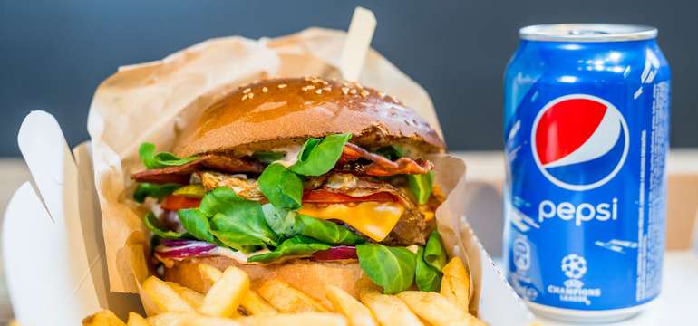 Stanica burger s hranolkami a Pepsi alebo Mirindou so sebou \"take away\"