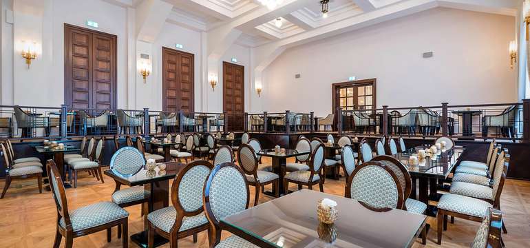 Zrekonstruovaný hotel ROYAL PALACE***** je zařízen ve stylu art deco a patří k nejluxusnějším