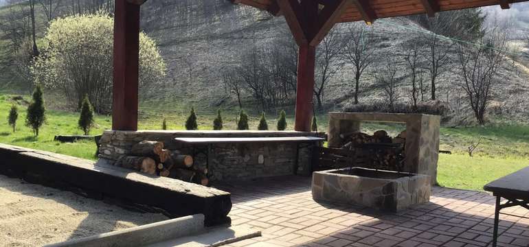 Vonkajšie posedenie - terasa, gril, krb