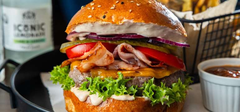 Burger, limonáda a biliard v reštaurácii Lux Flavour