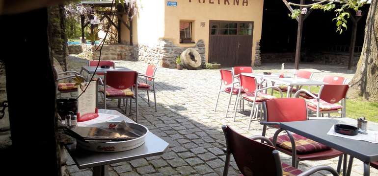 Příjemné posezení ve venkovní restauraci