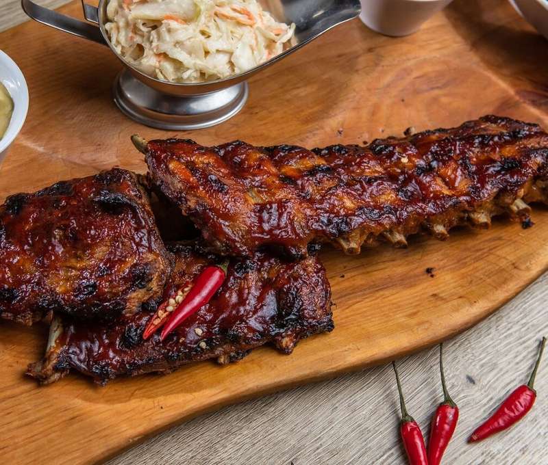 Pečené bravčové rebierka s barbecue marinádou