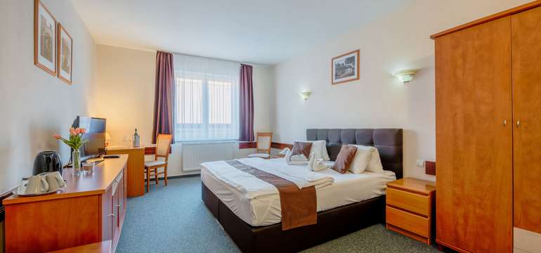 Dvojposteľová izba s manželskou posteľou má rozlohu 25m²