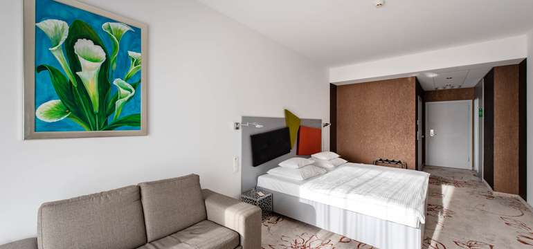 Štandardné izby majú klimatizáciu, odhlučnené okná, TV, Wi-Fi, sejf, minibar a veľké postele