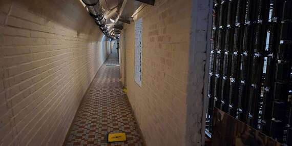 Zážitkový pobyt v tajném atomovém krytu v Brně s prohlídkou, retro snídaní, lahví sektu i únikovou hrou/Brno