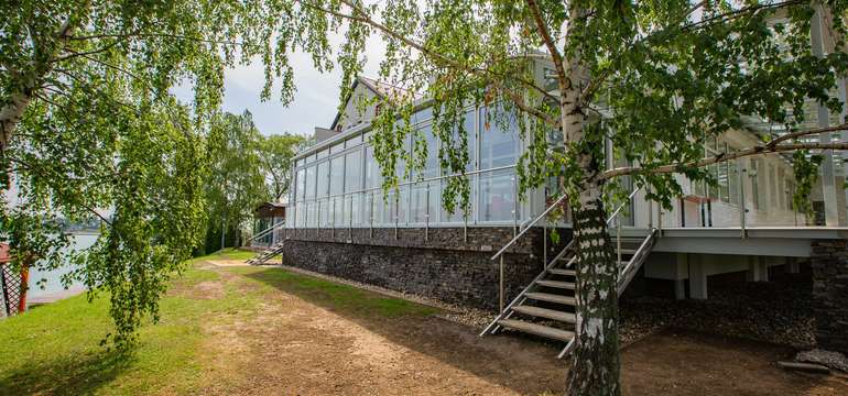 TP HOTEL DRUŽBA*** má vynikajúcu polohu hneď pri Slnečných jazerách