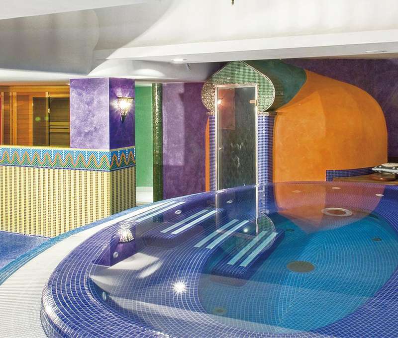 Wellness tvorí jacuzzi, hamam parný kúpeľ, fínska sauna, infrasauna a tepidárium