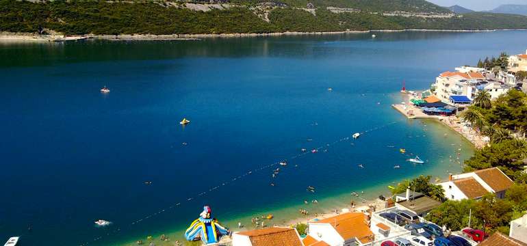 Obľúbená dovolenková destinácia Neum je známa vysokým počtom slnečných dní