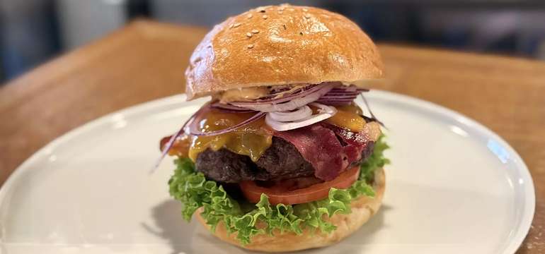 Hovädzí burger so slaninkou