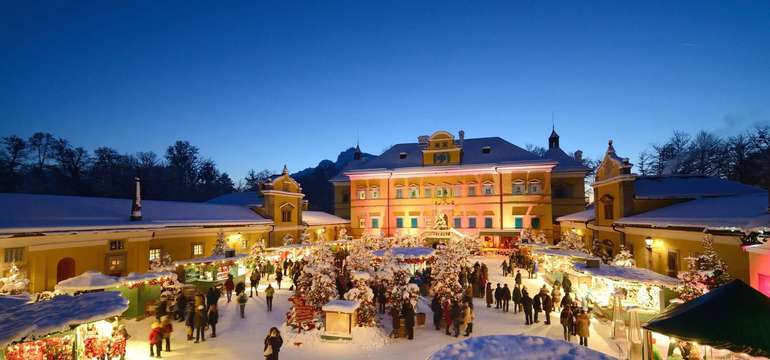 Adventný trh na nádvorí zámku Hellbrunn pri Salzburgu