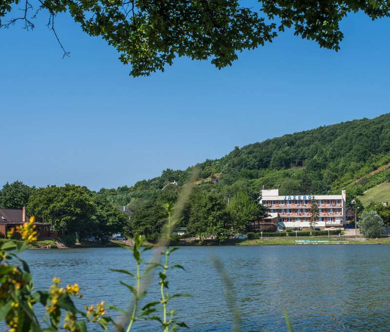 Hotel Jazero na brehu Vinianského jazera pre dvoch s polpenziou a neobmedzeným wellness