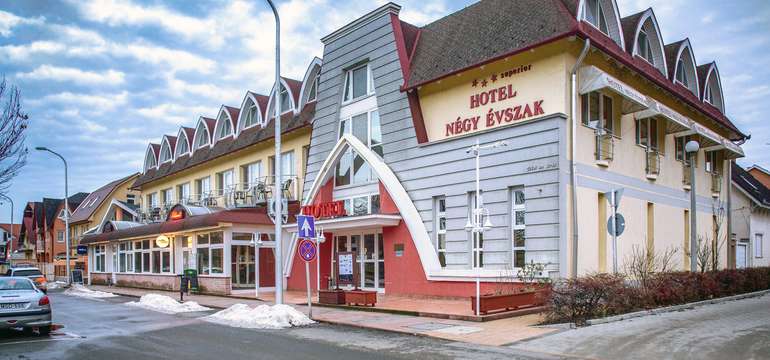 Hotel Négy Évszak*** superior leží len 200 m od termálnych kúpeľov