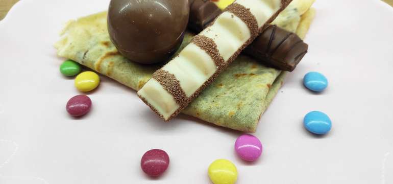 Palacinka Kinder® s kinder vajíčkami a čokoládovými tyčinkami