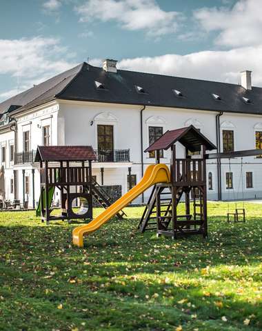 Zámek Château Appony**** je obklopen krásným anglickým parkem