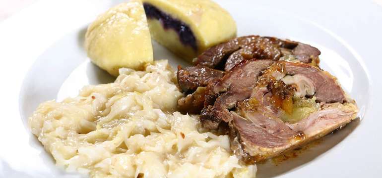 V restauraci se podávají speciality, česká klasika a domácí moučníky