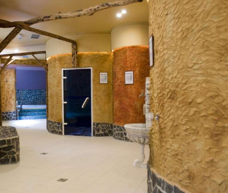 Bylinková a eukalyptová sauna, fínska sauna, vitálny vodný dážď, vodná cesta, hydromasážny bazén, te