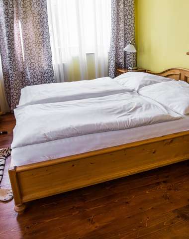 Komfortní pokoje se stylovým zařízením. Vítáni jsou i domácí mazlíčci.