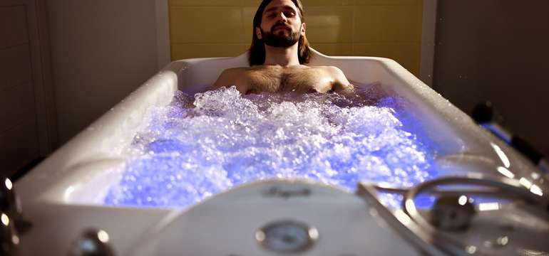 K dispozícii je tiež vnútorný minerálny bazén s liečivou vodou s teplotou 33 ° C a 35 ° C