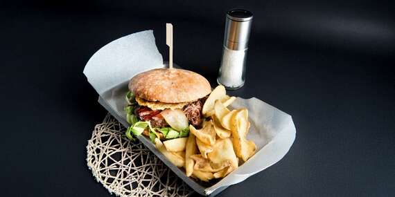 Hamburgery s hranolčekmi a omáčkou podľa vlastného výberu v reštaurácii Rock Farm vo Veľkej Lomnici/Vysoké Tatry - Veľká Lomnica