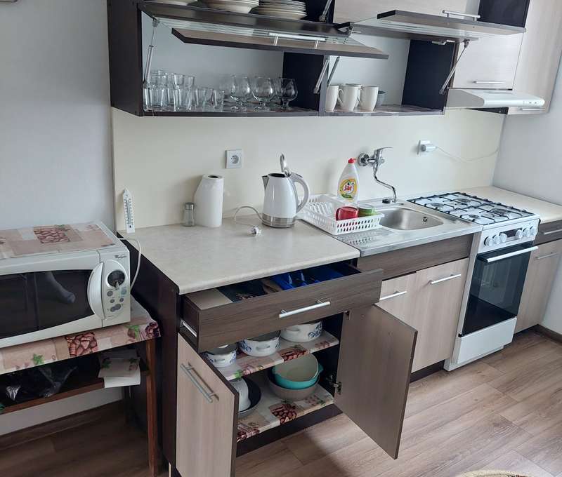 Apartmán má plne vybavenú kuchyňu (chladnička, mikrovlnná rúra, sporák, rýchlovarná kanvica)