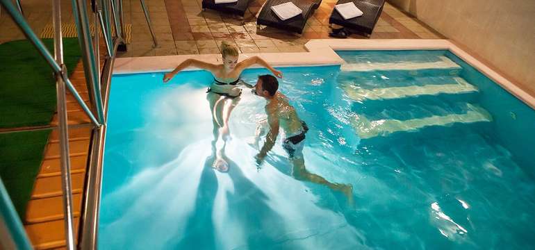 Hotel GOLFER***, 11-metrový bazén s vyhrievanou vodou a vodopádom