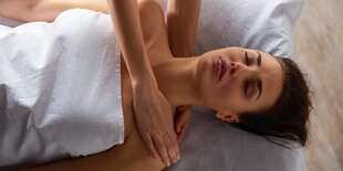 Lymfodrenážna prístrojová masáž alebo tecar terapia na klinike Refit