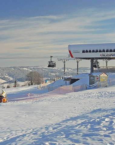 Zjazdovky v poľskom lyžiarskom stredisku Rusin-Ski sú výborne udržiavané