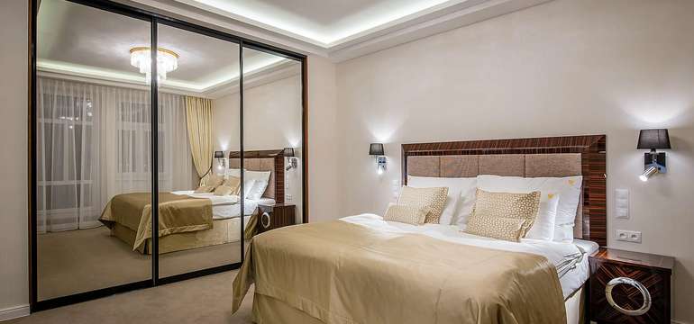 Zrekonstruovaný hotel ROYAL PALACE***** je zařízen ve stylu art deco a patří k nejluxusnějším