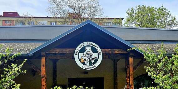 Poctivý hovädzí burger s poriadnou porciou príloh - hranolčeky, coleslaw šalát aj cibuľové krúžky/Bratislava - Ružinov