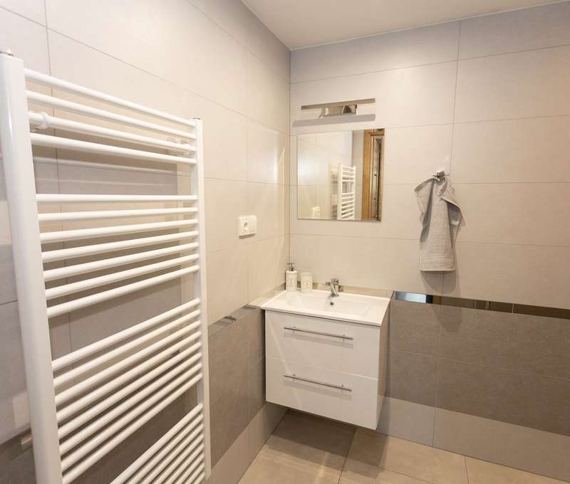 Každý z apartmánov má vlastnú kúpeľňu so sprchovacím kútom