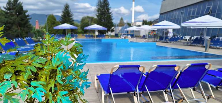 Letná exteriérová aqua zóna s atrakciami, bazénmi aj ležadlami 