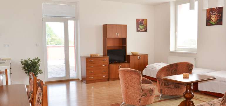 Súčasťou zariadenia každého apartmánu je chladnička, LCD TV a wifi