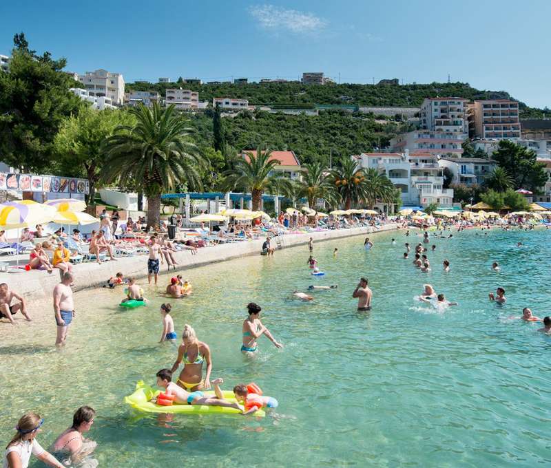Pláž je len 80 m od hotela Agava**** v meste Neum