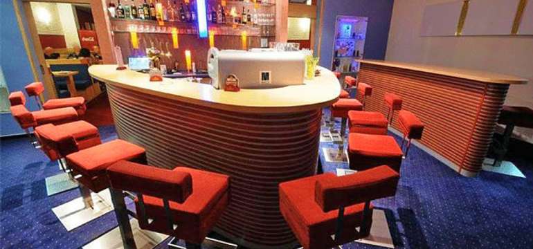 Chuti na večerní drink poslouží bar s obsáhlým nápojovým lístkem