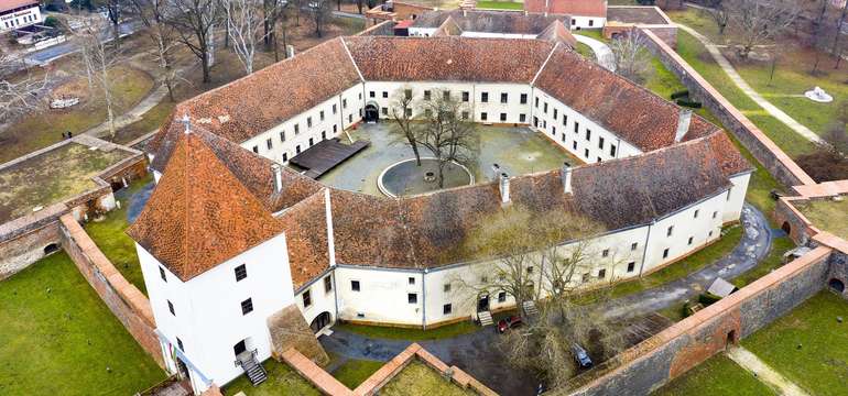 Iba 4 minúty chôdze od penziónu môžete obdivovať hrad Nádasdy
