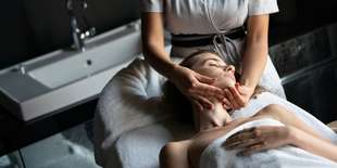 Hĺbkové čistenie pleti luxusnou francúzskou kozmetikou a farbenie obočia